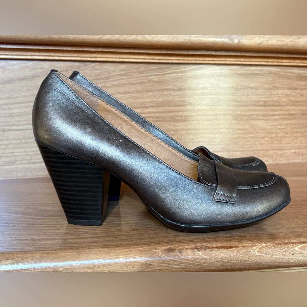 Chic Metallic Heeled Loafers - Size 8.5